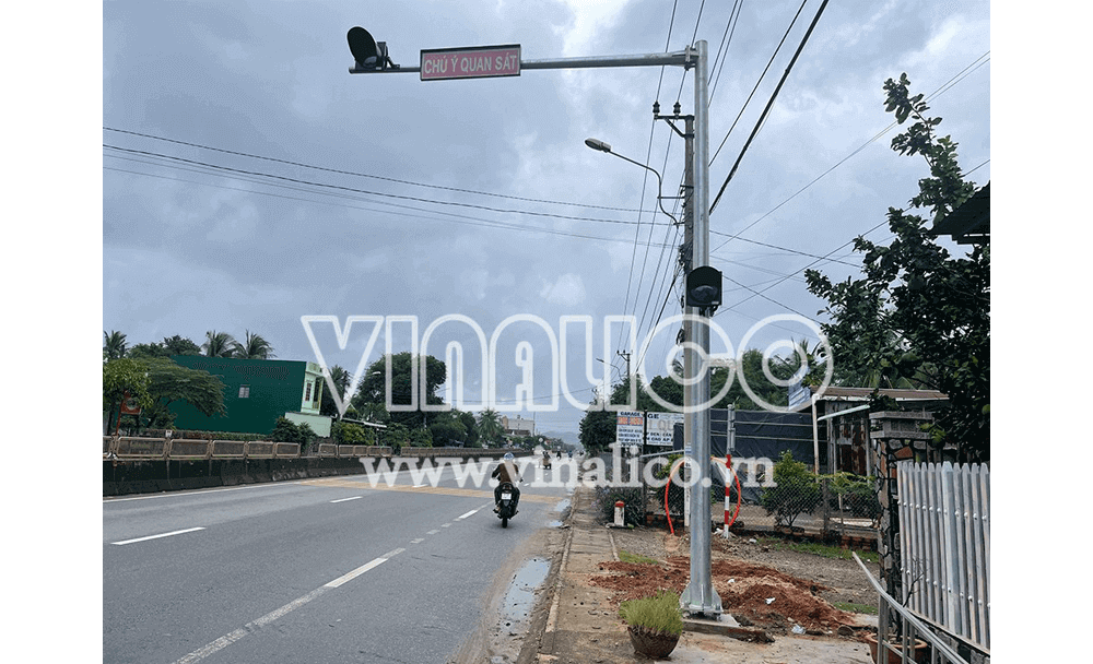 Trụ đèn nháy vàng sử dụng điện lưới